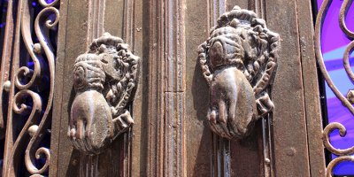 Tarihi kapı tokmakları sadece süs değil, birer emoji!