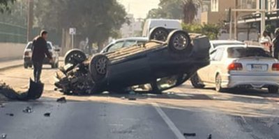 GT 380 plakalı araç devrilerek tavanı üzerinde durdu