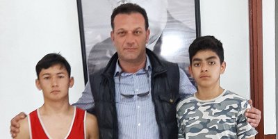 Rifat Reşatoğlu’ndan iki güreşçiye hediye 