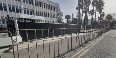 Başbakanlık önü bariyerlerle örüldü