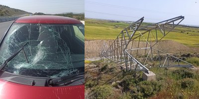 Seyir halindeki aracın üstüne elektrik direği devrildi!