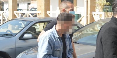 Durakta unutulan cep telefonunu çaldı