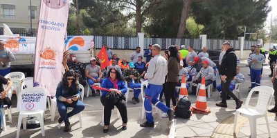 Yeniboğaziçi Belediye çalışanları, Meclis önünde oturma eylemi başlattı