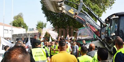 Belediyelerin meclis önündeki eylemi büyüyor
