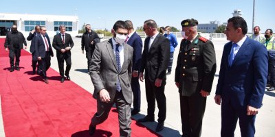 Uğurlamaya gelen yetkililerin elini sıkmadan uçağa bindi!