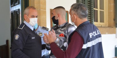 Tutuklulara uyuşturucu vermek isterken yakalandı