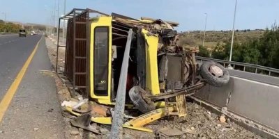 İçinde yolcu bulunan otobüsün alkollü şoförü kaza yaptı