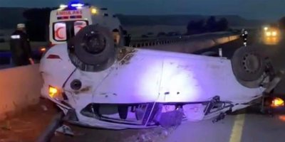 Orta refüje düştükten sonra beton bariyere çarpıp takla attı