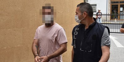 Polis aracına 3 el ateş ettiler