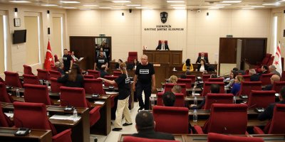 CTP milletvekilleri üzerlerinde 'hayır' yazılı tshirtlerle oturuma katıldı