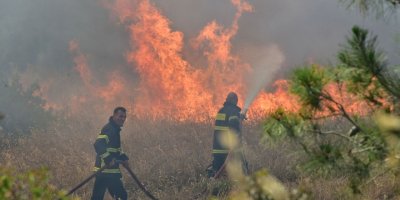 Yangında bir kişi yaralandı; üç ev hasar gördü