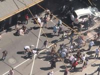 Avustralya'da araç kalabalığa daldı