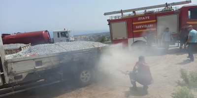 Çakıl yüklü kamyonet alev aldı