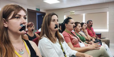 Gazeteciler Meclis'te ağızlarını bantladılar