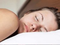 En zararlı uyku pozisyonunu ‘yüz üstü yatmak’