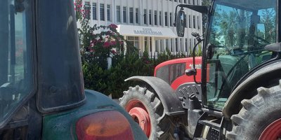 Çiftçiler bu sabah traktörlerini Başbakanlık önüne bıraktı