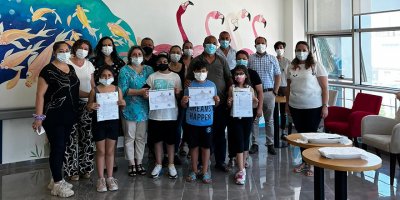 Hastanede ve evde eğitim gören çocuklar karnelerini aldı