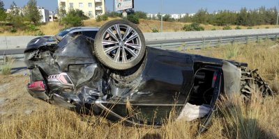 Araç çelik bariyerlere çarpıp takla attı