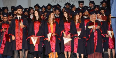 Yakın Doğu Üniversitesi Eczacılık Fakültesi mezunları kep attı