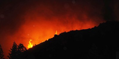 Yangına havadan müdahale durdu!