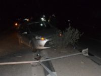 Aydınlatma direğine çarparak durabildi