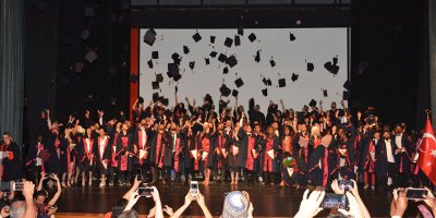 Genç hukukçular diplomalarını törenle aldı