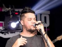 Hep bir ağızdan şarkılar söylediler