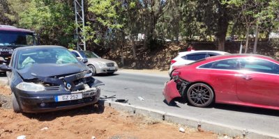 İki aracın çarpıştığı kazada şans eseri yaralanan olmadı