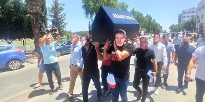 Sendikalardan tabutlu, maskeli asgari ücret eylemi!