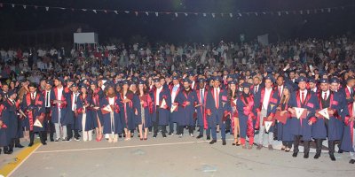 Genç doktorlar, diplomalarını törenle alarak kep attı