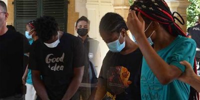 Öldüresiye dövüp, odaya kilitlediler