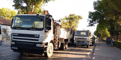 Belediye çalışanları iş araçlarıyla yolu kapadı