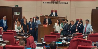 CTP’li tüm vekiller meclis kürsüsü önünde!