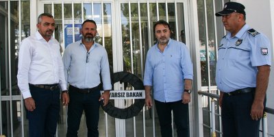 Bayındırlık ve Ulaştırma Bakanlığı kapısına siyah çelenk!