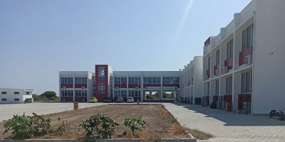 “Yeni yapılan okullarımızın durumları da pek iç açıcı değil”