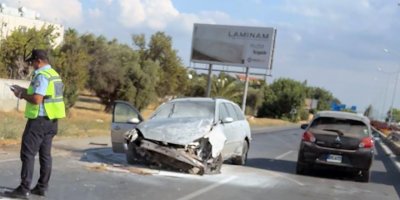 Kaza yapan araç alev aldı