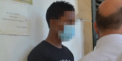 Kendini bıçaklayan arkadaşını, 3 kez sırtından bıçakladı!