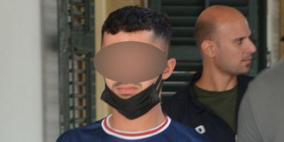 Annesine söven kişiyi bıçakladı!