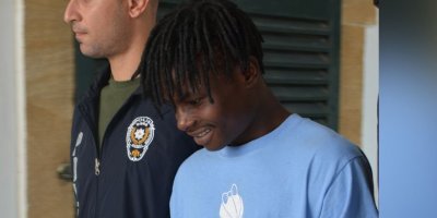 Kendisini uyaran polislere saldırdı!