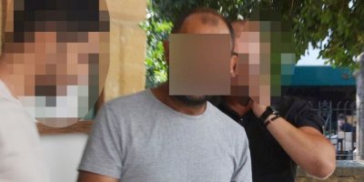 9 tane aracın dikiz aynasını kırdı!