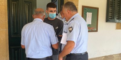 İmzasız boş çek yaprağını sirkat etti