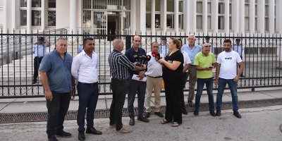 Ercan Havalimanı önünde araçları kilitleyekler