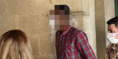 Mağazadan kıyafet çalmaya kalkıştı