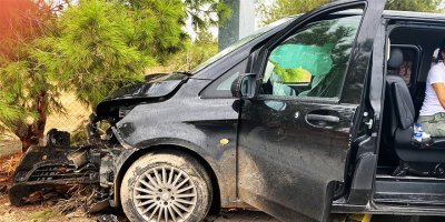 Kontrolden çıkan araç önce ağaca, ardından MOBESE diğerine çarp