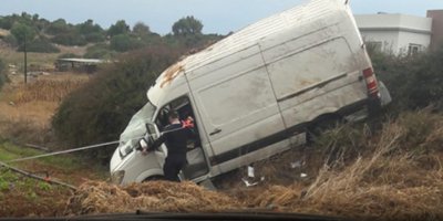 Yoldan çıkan araç tarlaya uçtu!