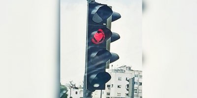 Trafik ışığına kalp yapıştıran kişiye yasal işlem