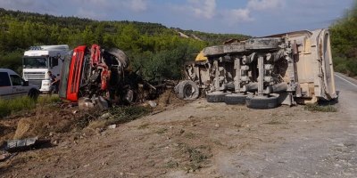 Dağyolunda kaza:  Katran yüklü bir kamyon devrildi
