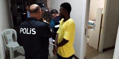 Değirmenlik'teki bir yurttan 21 kişi gözaltına alındı