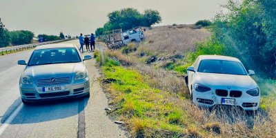 Yolun solunda park halinde bulunan araca çarptı