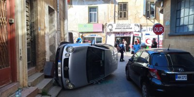 Lefkoşa'da Surlariçi'nde araç yan yattı